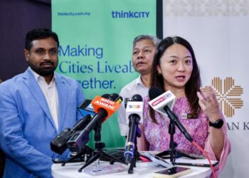 HANNAH Yeoh (kanan) bersama Datuk Bandar Kuala Lumpur, Datuk Seri Fadlun Mak Ujud (dua kiri) ketika majlis pelancaran 
Program Geran Pusat Bandar Kuala Lumpur di Odean Kuala Lumpur hari ini. UTUSAN/M. FIRDAUS M. JOHARI