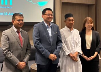 KETUA Jabatan Kecemasan Hospital Kuala Lumpur (HKL), Datuk Dr. Alzamani Mohd Idrose (hujung kiri) dan Pakar Perunding Neurologi Hospital Sultan Abdul Aziz Shah UPM, Profesor Madya Dr. Hoo Fan Kee (dua dari kiri) selepas majlis diskusi Bertindak Pantas Menenangi Strok di Hotel Hilton, Kuala Lumpur, di sini hari ini