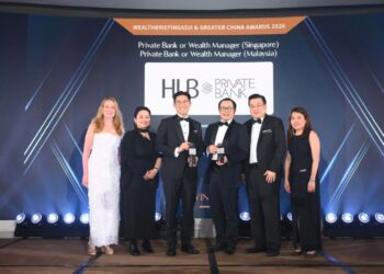 JEFFREY Yap (tiga dari kiri), Ketua HLB Private Bank Singapura, Kenneth Tan (tiga dari kanan) dan Ketua Pengedaran Kekayaan HLB, Tay Choon Wei (dua dari kanan) semasa majlis Anugerah WealthBriefingAsia.