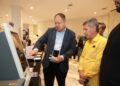 BENNY Wee menunjukkan proses daftar masuk hotel menggunakan Nano-S.