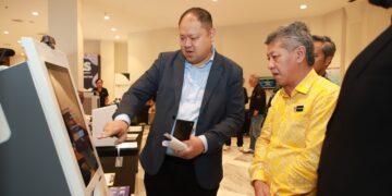 BENNY Wee menunjukkan proses daftar masuk hotel menggunakan Nano-S.
