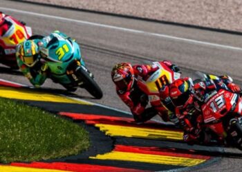 Hakim Danish (depan) melengkapkan saingan di kedudukan ke-12 pada GP Jerman di Litar Sachsenring, Jerman, kelmarin. - Ihsan SIC Racing