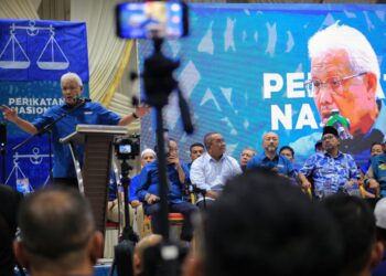 HAMZAH Zainudin ketika berucap semasa Ceramah Mega Birukan Seremban di Sikamat, Seremban malam tadi-UTUSAN/MOHD. SHAHJEHAN MAAMIN.