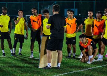 PEMAIN-Pemain skuad kebangsaan memulakan sesi latihan pertama hari ini.