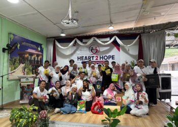 SERAMAI 27 pelajar Sarjana Muda Komunikasi (Kepujian) Komunikasi Antarapersonal, Fakulti Komunikasi dan Pengajian Media, UiTM Shah Alam yang telah menganjurkan program Heart2Hope: Spreading Care, Inspiring Hope di Pusat Jagaan Mahmudah, Semenyih, baru-baru ini.