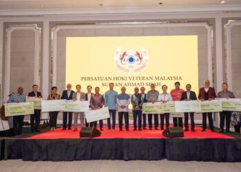 Kebawah Duli Paduka Baginda Sultan Pahang, Al-Sultan Abdullah Ri'ayatuddin Al-Mustafa Billah Shah (tengah), bergambar bersama Yang Amat Mulia Tengku Arif Temenggong Tengku Fahad Mu'adzam Shah (kiri), Tan Sri Datuk Seri Rashpal Singh Randay (kanan) serta para penaja selepas penyerahan replika cek pada Majlis Santapan Hi Tea Diraja bagi kutipan dana Piala Dunia Hoki Masters 2026.