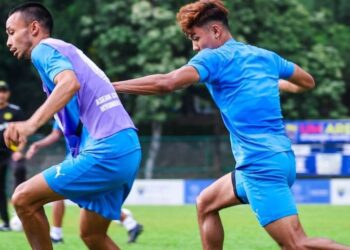 Wan Ahmad Kuzain Wan Ahmad Kamal berlatih bersama rakan sepasukan di Wisma FAM, Kelana Jaya sebelum berlepas ke Bangkok untuk menentang Thailand dalam kempen Piala ASEAN 2026, esok. - IHSAN FAM