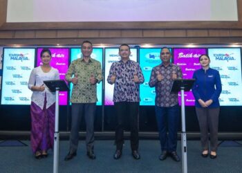 MOHAMED Ezani Md Taib (dua kiri) bersama Chandran Rama Muthy (dua kanan) dan Mohd Amirul Rizal Abdul Rahim (tengah) pada majlis menandatangani MoU antara Institut Jantung Negara dan Batik Air di Auditorium Institut Jantung Negara di sini, semalam. - UTUSAN/SYAKIR RADIN