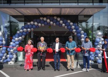 ABDUL Rashid Musa (tengah) memotong riben sempena pembukaan Bilik Pameran Indah Sari di Kawasan Perindustrian Gong Badak, Kuala Terengganu.