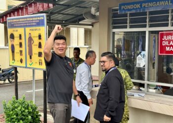 ALBERT Tei bersama aktivis politik, Badrul Hisham Shaharin ketika ditemui pemberita di Pejabat SPRM Negeri Sembilan, Seremban hari ini. -UTUSAN / NOR SHAFIQAH MOHD GHAZALI