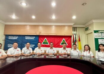 DOMINIC Lau Hoe Chai (tengah) bergambar bersama ahli Majlis Tertinggi Parti Gerakan selepas mempengerusikan Mesyuarat Jawatankuasa Pusat (Majlis Tertinggi) Gerakan di Wisma Gerakan Negeri Sembilan di Seremban hari ini.- UTUSAN/NOR SHAFIQAH MOHD. GHAZALI.