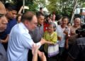 ANWAR Ibrahim bersalaman dengan orang ramai ketika tiba pada Program Kita Genk Madani X Anak Muda Bukit Batu di Taman Tropika, Kulai, Johor. - UTUSAN/RAJA JAAFAR ALI
