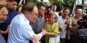 ANWAR Ibrahim bersalaman dengan orang ramai ketika tiba pada Program Kita Genk Madani X Anak Muda Bukit Batu di Taman Tropika, Kulai, Johor. - UTUSAN/RAJA JAAFAR ALI