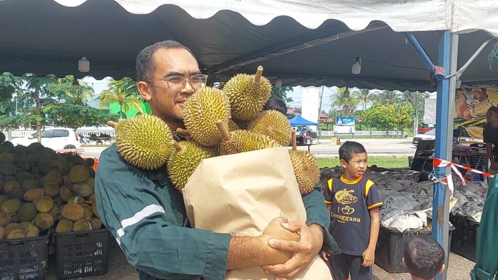 Durian seller's RM100 sack deal attracts buyers