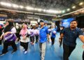WAN ROSDY Wan Ismail (depan dua dari kanan) ketika merasmikan Majlis Penutup Kejohanan Liga Bola Jaring Perdana Pahang 1st-Piala Menteri Besar Pahang di Stadium Tertutup Sukpa di Kuantan, Pahang. - FOTO/SHAIKH AHMAD RAZIF