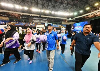 WAN ROSDY Wan Ismail (depan dua dari kanan) ketika merasmikan Majlis Penutup Kejohanan Liga Bola Jaring Perdana Pahang 1st-Piala Menteri Besar Pahang di Stadium Tertutup Sukpa di Kuantan, Pahang. - FOTO/SHAIKH AHMAD RAZIF