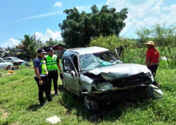 PEGAWAI polis memeriksa kenderaan utiliti sukan (SUV) jenis Honda CR-V yang terbabas selepas dibawa ke Ibu pejabat Polis Daerah Pasir Puteh, Kelantan.