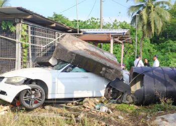 SEBUAH kereta BMW dipandu seorang lelaki tempatan dan lima penumpang warga Myanmar terbabas di Kilometer 23 Jalan Lipis-Merapoh di Lipis, Pahang. - FOTO IHSAN IPD LIPIS