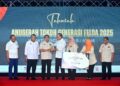 AMIZAR Abu Adam (tiga kiri) menerima anugerah Tokoh Generasi Felda 2026 daripada Perdana Menteri sempena Sambutan Hari Peneroka 2026 dan Ulang Tahun ke-70 Felda di Stadium Tun Abdul Razak Jengka di Maran, Pahang. - FOTO/SHAIKH AHMAD RAZIF