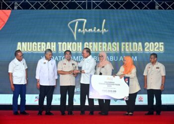 AMIZAR Abu Adam (tiga kiri) menerima anugerah Tokoh Generasi Felda 2026 daripada Perdana Menteri sempena Sambutan Hari Peneroka 2026 dan Ulang Tahun ke-70 Felda di Stadium Tun Abdul Razak Jengka di Maran, Pahang. - FOTO/SHAIKH AHMAD RAZIF