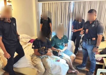DUA rakyat Malaysia kerana disyaki terbabit dalam kes kehilangan motosikal serta memiliki narkotik Kategori 1, dalam operasi di sebuah hotel di pekan Sungai Golok, Thailand semalam. - IHSAN POLIS