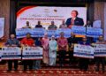 AMINUDDIN Harun bergambar bersama penerima geran pada Majlis Penyampaian Geran Khas Kawasan Rukun Tetangga (KRT) di Seremban, hari ini. -UTUSAN / NOR SHAFIQAH MOHD GHAZALI