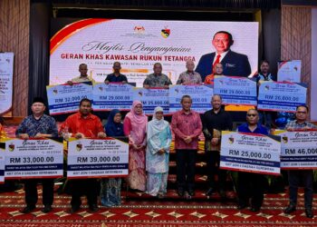 AMINUDDIN Harun bergambar bersama penerima geran pada Majlis Penyampaian Geran Khas Kawasan Rukun Tetangga (KRT) di Seremban, hari ini. -UTUSAN / NOR SHAFIQAH MOHD GHAZALI