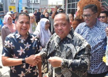 Pix
ABU Bakar Hamzah (dua dari kanan) bersalaman dengan Nopporn Nupech (kiri) pada Majlis Kunjung Hormat Delegasi Satun ke Jeti Kuala Perlis bersempena pembukaan semula sempadan di sini, Kuala Perlis, Perlis, hari ini.- UTUSAN/ASYRAF MUHAMMAD