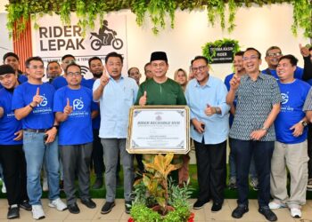 MOHD. Sharkar Shamsudin (depan, empat dari kiri) pada majlis perasmian Hub Recharge Rider di Kempas, Johor Bahru, Johor.