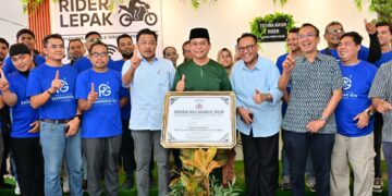 MOHD. Sharkar Shamsudin (depan, empat dari kiri) pada majlis perasmian Hub Recharge Rider di Kempas, Johor Bahru, Johor.