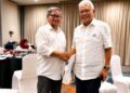 Pix
AZAHAR Hassan (kiri) yang mengisytiharkan keluar Bersatu menyertai parti Wawasan Negara.-UTUSAN