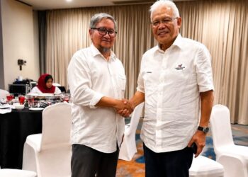 Pix

AZAHAR Hassan (kiri) yang mengisytiharkan keluar Bersatu menyertai parti Wawasan Negara.-UTUSAN