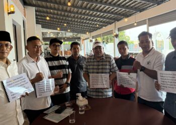 HASLIHELMY DM Zulhasli (dua dari kanan) bersama Gabungan NGO Pahang akan menghantar memorandum kepada Sultan Pahang supaya projek 'tapping right' kelapa sawit yang didakwa diluluskan di kawasan Hutan Simpan Kekal (HSK) seluas 7,550 hektar di sebuah daerah di negeri ini disemak semula.