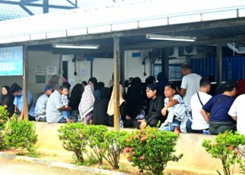 SUASANA di perkarangan Unit Forensik HTAA di Kuantan, Pahang dipenuhi waris dan rakan mangsa yang maut dalam kemalangan di LPT dekat susur keluar Jabor awal pagi tadi.