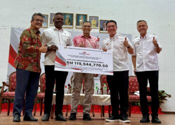 NGA Kor Ming (dua dari kanan) menyerahkan replika cek peruntukan kepada penyandang Pengerusi Jawatankuasa Bertindak Perumahan, Kerajaan Tempatan dan Pengangkutan Negeri Sembilan, J.Arul Kumar pada Program Sentuhan Kasih KPKT 4.0 Tahun 2026 Negeri Sembilan di Sikamat, Seremban, hari ini.
