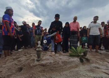 AHLI keluarga menyiram air mawar di pusara penunggang motosikal Yamaha RXZ yang maut dalam nahas di Lebuh Raya Pantai Timur (LPT) berhampiran Jabor, Kuantan, Pahang yang dikebumikan di Tanah Perkuburan Islam Kampung Limbong, Paka, Dungun, Terengganu.