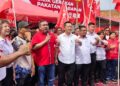 ANTHONY Loke Siew Fook dan Bakri (empat dari kiri) semasa pelancaran Bilik Gerakan Pilihan Raya PH DUN Chennah di pekan Titi, Jelebu hari ini.
