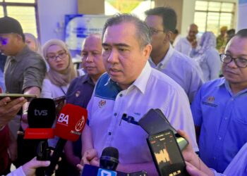 ANTHONY Loke Siew Fook bergambar selepas merasmikan Majlis Peluncuran Program Kampung Angkat Madani Tahun 2026 APAD di Kampung Chennah, Jelebu, hari ini. -UTUSAN/NOR SHAFIQAH MOHD. GHAZALI