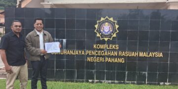 HASLIHELMY DM Zulhasli (kanan) menghantar memorandum bantahan projek 'tapping right' kelapa sawit di Pejabat Suruhanjaya Pencegahan Rasuah Malaysia (SPRM) Pahang di Indera Mahkota di Kuantan, Pahang.