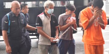 Pix
SEORANG warga emas (tiga dari kanan) dibawa masuk ke mahkamah bagi berdepan pertuduhan mengedar dadah di Kompleks Mahkamah Kangar, Perlis hari ini. -UTUSAN/ASYRAF MUHAMMAD