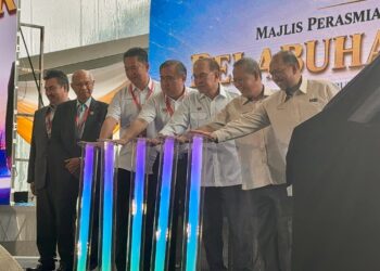 ANWAR Ibrahim merasmikan Majlis Perasmian Pecah Tanah Projek Pembangunan Midpoint Smart Ai Container Port di Mukim Pasir Panjang, Port Dickson. - UTUSAN/NOR SHAFIQAH MOHD. GHAZALI