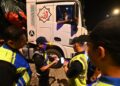 SYED Ahmad Khirulanwar Alyahya (dua dari kiri) melakukan pemeriksaan Ops Bersepadu Dadah ke atas pemandu lori di Lebuhraya Pantai Timur ( LPT-1) di Temerloh, Pahang. - FOTO/SHEIKH AHMAD RAZIF