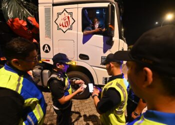 SYED Ahmad Khirulanwar Alyahya (dua dari kiri) melakukan pemeriksaan Ops Bersepadu Dadah ke atas pemandu lori di Lebuhraya Pantai Timur ( LPT-1) di Temerloh, Pahang. - FOTO/SHEIKH AHMAD RAZIF
