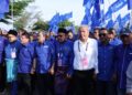 JOHARI Abdul Ghani mengiringi semua calon Barisan Nasional (BN) ke Dewan Perdana Tampin, Tampin sempena penamaan calon hari ini.
