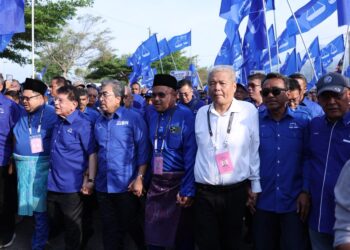 JOHARI Abdul Ghani mengiringi semua calon Barisan Nasional (BN) ke Dewan Perdana Tampin, Tampin sempena penamaan calon hari ini.