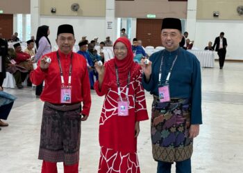 RIDZUAN Ahmad (kanan) dan dua calon yang bakal bertanding di kerusi DUN Gemas menunjukkan nombor undi masing-masing sejurus selesai proses penamaan calon PRN Negeri Sembilan di Pusat Penamaan Calon di Dewan Perdana Tampin, Tampin, hari ini. - UTUSAN/NOR SHAFIQAH MOHD GHAZALI