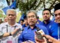 JOHARI Abdul Ghani ketika ditemui pemberita selepas mengiringi Calon BN Dewan Undangan Negeri (DUN) Gemencheh ke Pusat Penamaan Calon di Dewan Perdana Tampin sempena proses penamaan calon bagi Pilihan Raya Negeri (PRN) Negeri Sembilan di sini, hari ini. -UTUSAN/NOR SHAFIQAH MOHD GHAZALI