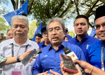 JOHARI Abdul Ghani ketika ditemui pemberita selepas mengiringi Calon BN Dewan Undangan Negeri (DUN) Gemencheh ke Pusat Penamaan Calon di Dewan Perdana Tampin sempena proses penamaan calon bagi Pilihan Raya Negeri (PRN) Negeri Sembilan di sini, hari ini. -UTUSAN/NOR SHAFIQAH MOHD GHAZALI