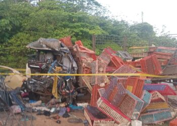 KEADAAN lori ayam yang remuk selepas terlibat kemalangan di Lebuhraya Timur-Barat di sini, Tanah Merah, Kelantan awal pagi tadi.-IHSAN BOMBA