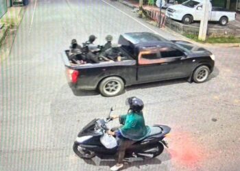 RAKAMAN televisyen litar tertutup (CCTV) menunjukkan tujuh daripada sembilan lelaki menaiki sebuah pikap dan menyerang pusat pemeriksaan di Bukit Sami, Mukim Tanyong Mas, Daerah Rangae, Narathiwat, Thailand petang semalam.- IHSAN ISOC 4